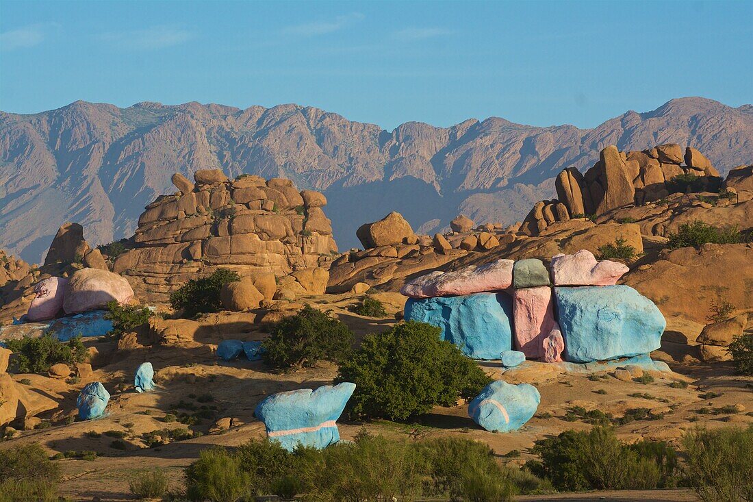 die „Blauen Steine“ des belgischen Künstlers Jean Vérame liegen in einer bizarren Felslandschaft bei Tafraoute, Antiatlas, Marokko