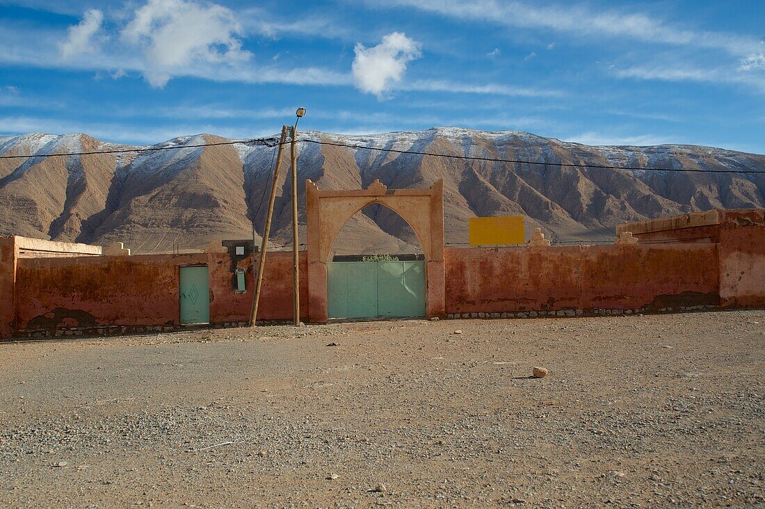 'Einsame Mauer in lebensfeindlicher Landschaft; Ait Hani in der Todra Schlucht, Hoher Atlas, Marokko'
