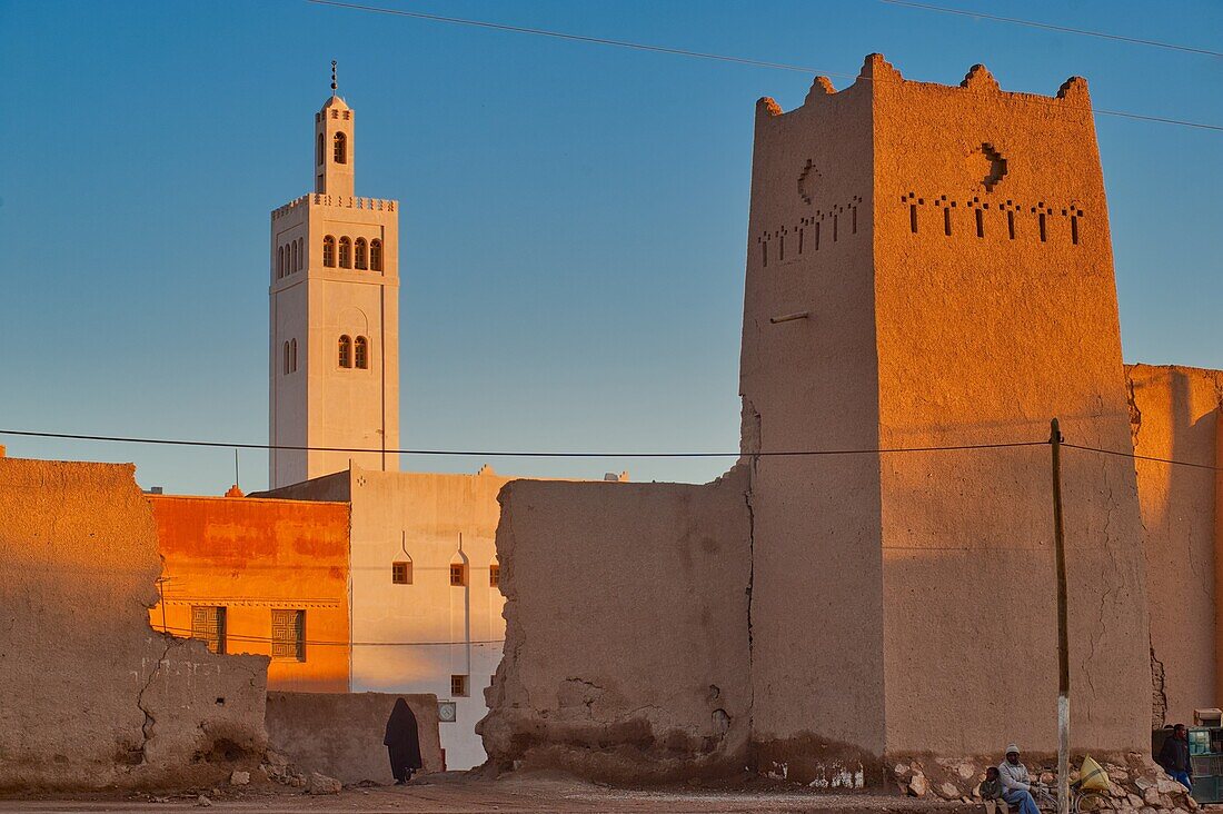 Mud-walled houses and fortress at the Ksar Maadid next to Erfoud in the Ziz Valley, Morocco