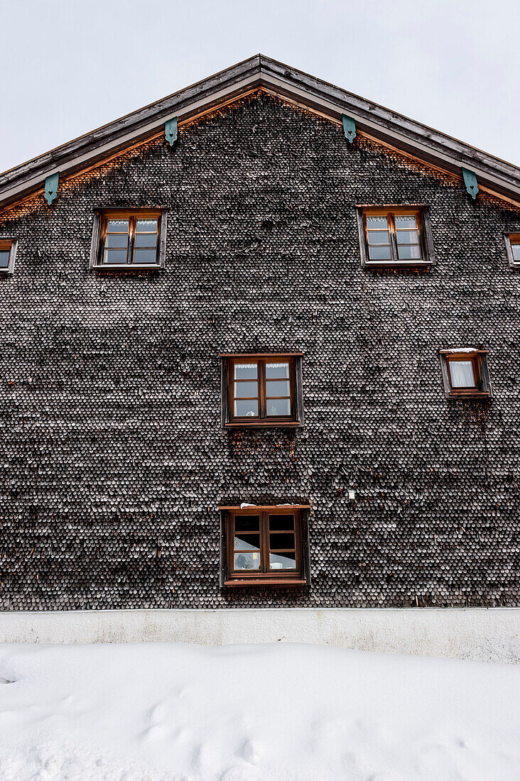 Old timber house, guesthouse, snowy landscape, Rohrmoos, Hoernerdoerfer, Allgaeu, Baden-Wuerttemberg, Germany, Europe, winter, Alps