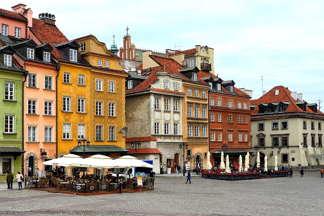 Facades of townhouses at Castle square - Plac Zamkowy, Old Town of Warsaw, UNESCO World Heritage Site, Warsaw, Poland, Europe
