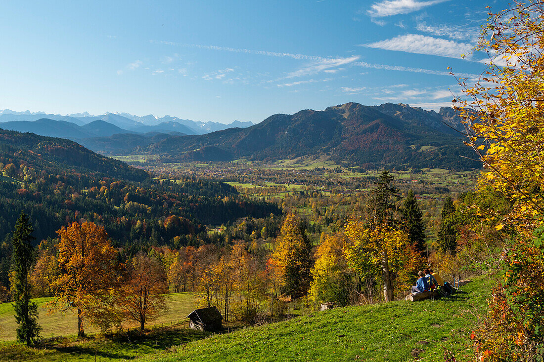 Blick vom Südhang des Sonntraten ins Isartal bei Lenggries und auf Brauneck und Karwendelgebirge, Alpen, Oberbayern, Deutschland, Europa