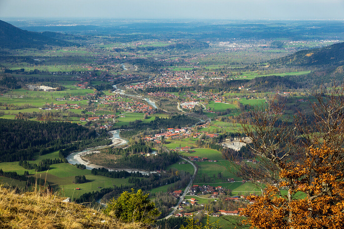 Blick von der Hochalm nach Norden ins Isartal mit Lenggries, Oberbayern, Deutschland, Europa