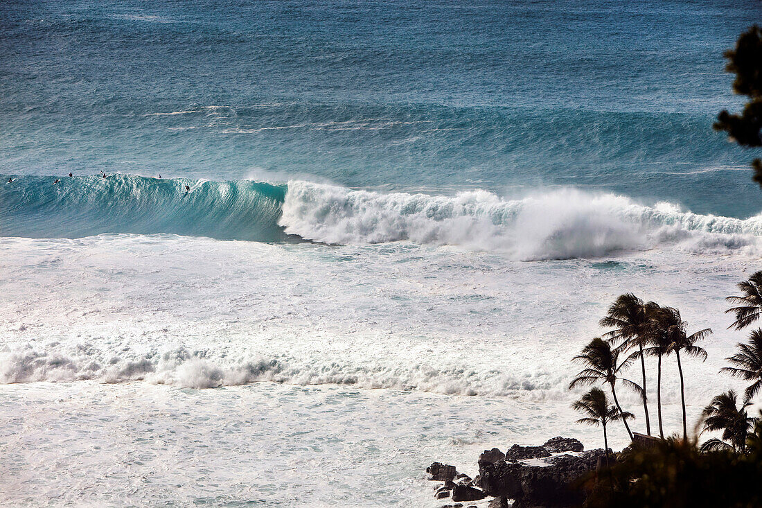 HAWAII, Oahu, North Shore, waves crashing at Waimea Bay on the North Shore