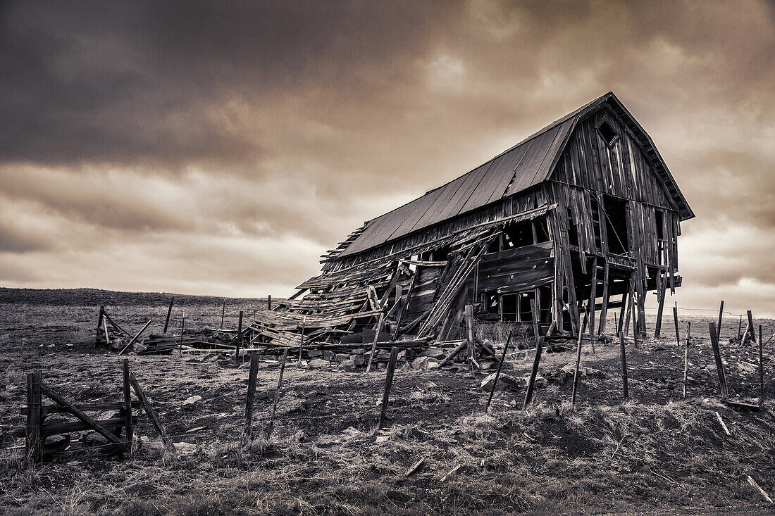 USA, Oregon, Joseph, an old barn along the road that leads to the Zumwalt Prairie Preserve in Northeast Oregon
