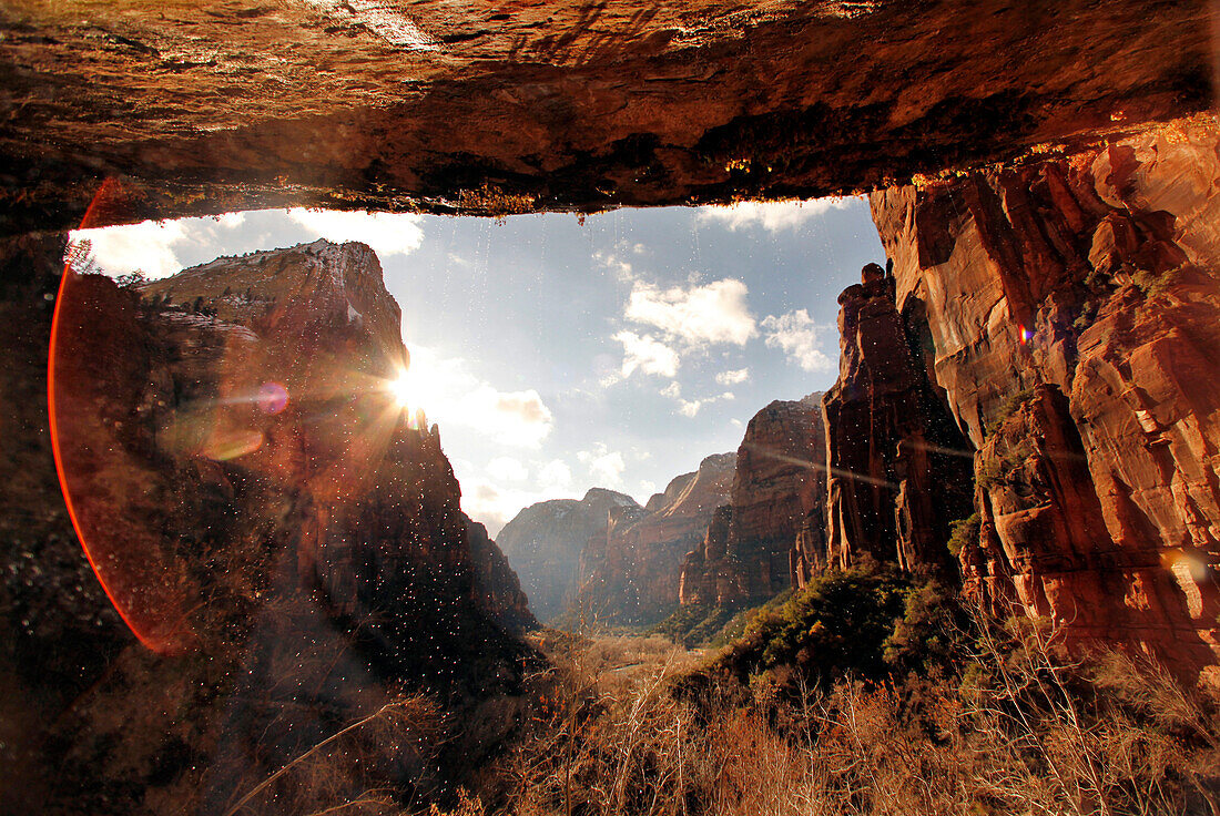 USA, Utah, Springdale, Zion National Park, view of Zion Canyon from under Weeping Rock