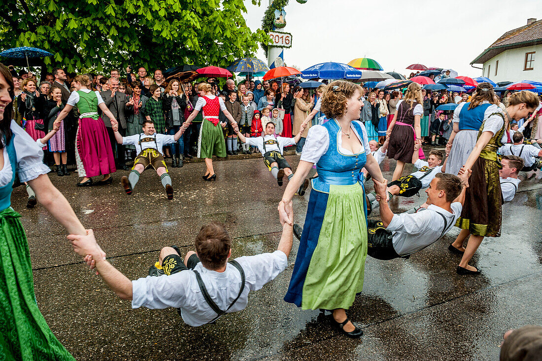 Tanz, Tracht, Trachtenverein, Maibaum-Aufstellen, Maibaum, Burschenverein, Tradition, Rituale, Frühling, Egmating, Bayern, Deutschland, Europa