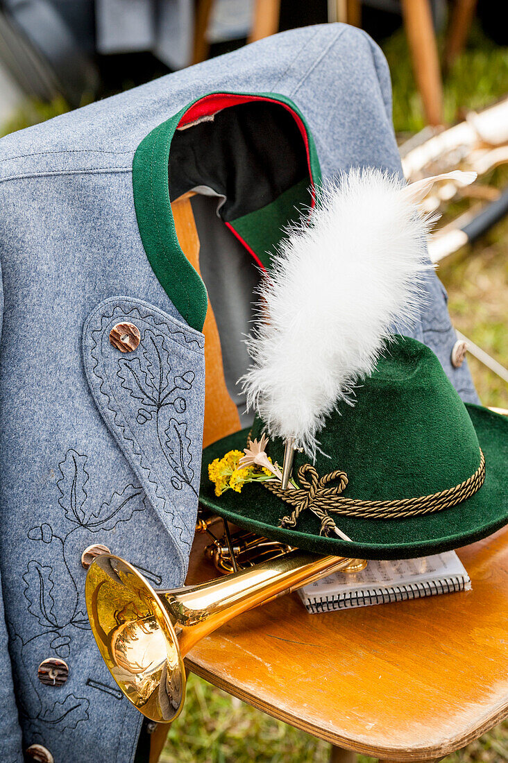 Blaskapelle, Musik, Maibaum-Aufstellen, Maibaum, Burschenverein, Tradition, Rituale, Frühling, Egmating, Bayern, Deutschland, Europa