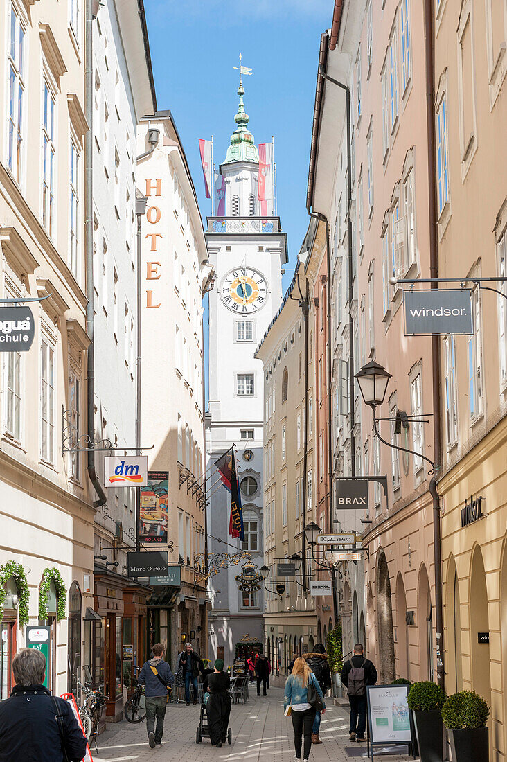 Gasse mit Kirchturm, Salzburg, Österreich, Europa