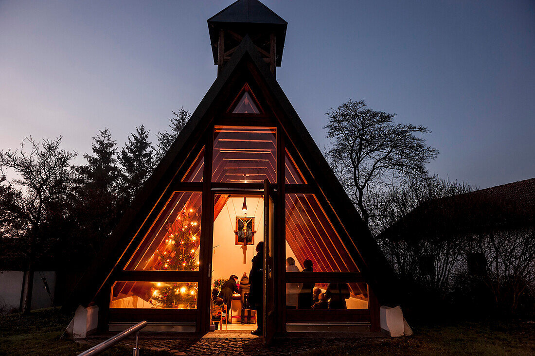 Abendandacht, nächtliche Kapelle, Winter, Frauentragen, katholisches Brauchtum, Weihnachtszeit, christliches Brauchtum, Geisenfeld, Bayern, Deutschland, Europa