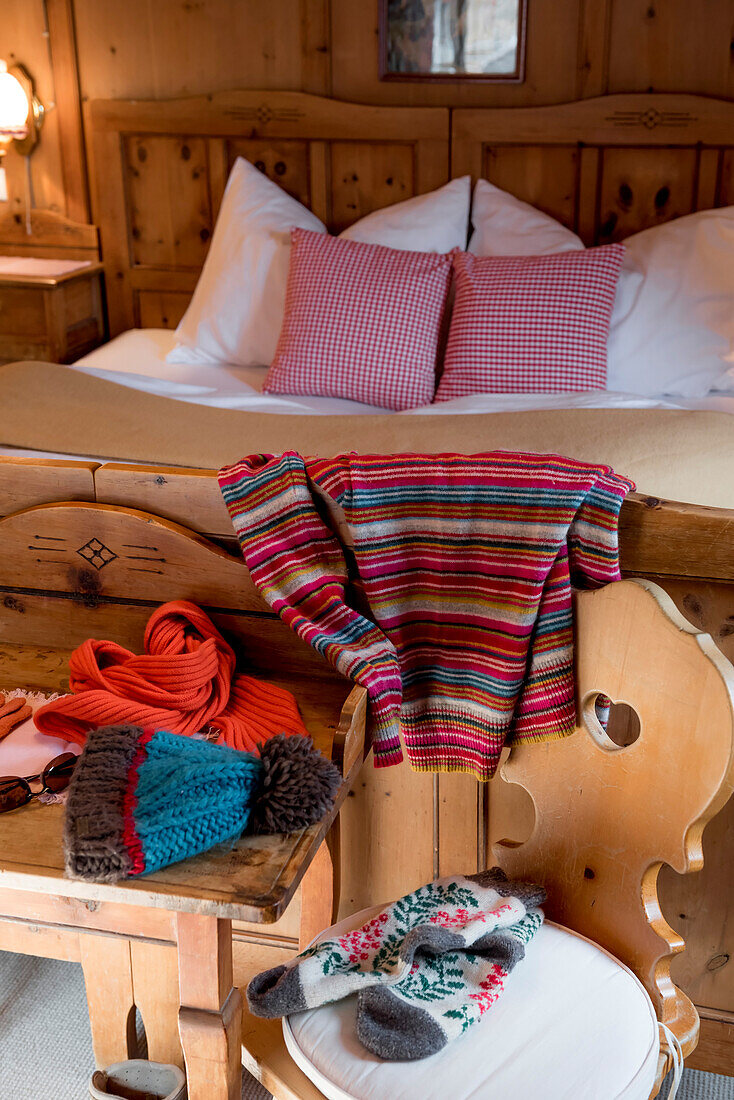 Bett mit rot-weiß karierter Bettwäsche, Schlafzimmer, Winter, Innenaufnahmen, Südtirol, Italien, Alpen, Europa