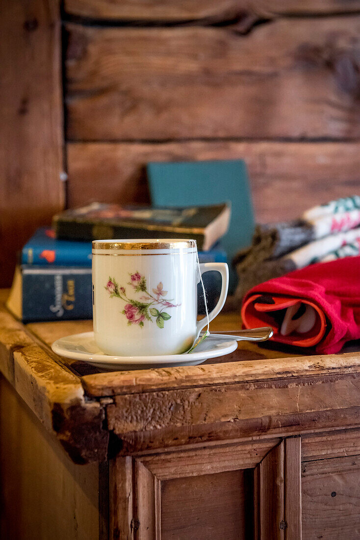 Teetasse, Buch, Stube, Winter, Innenaufnahmen, Südtirol, Italien, Alpen, Europa