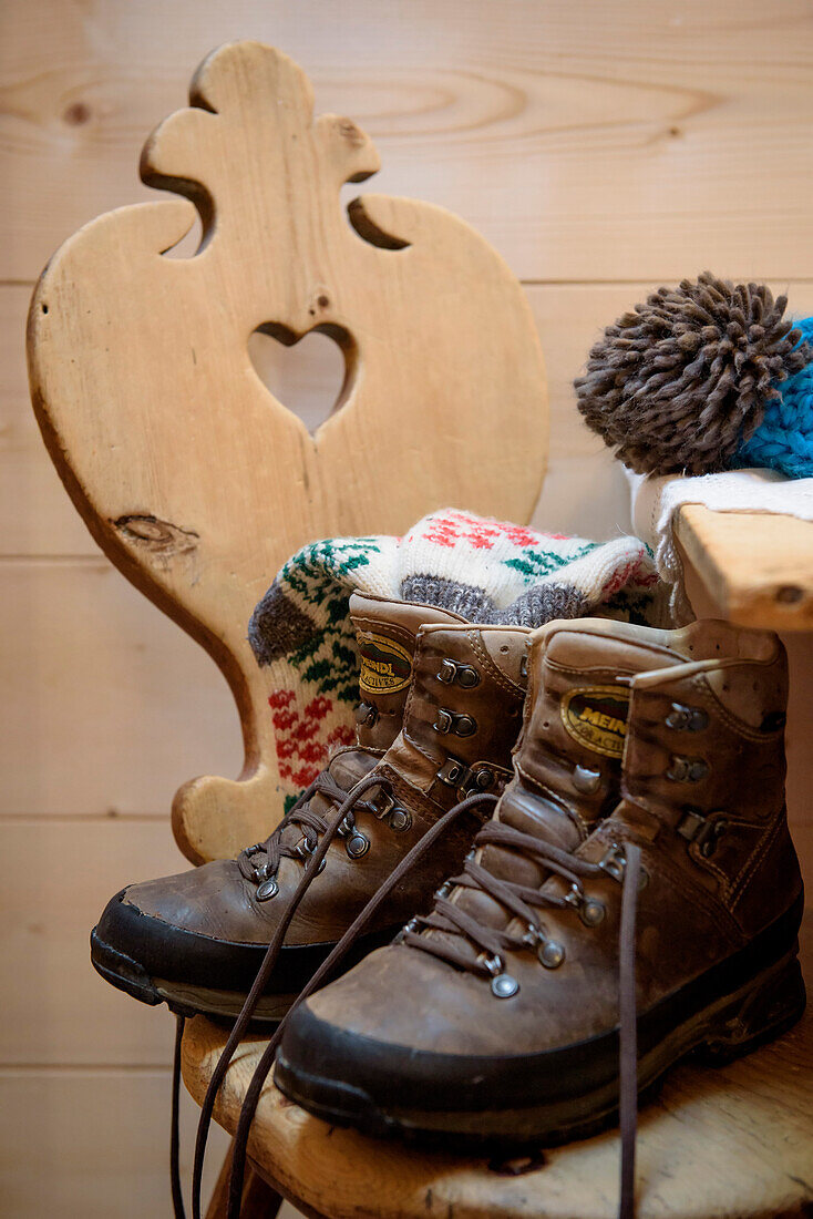 Winterstiefel, Stricksachen, winterliche Bekleidung, Winter, Innenaufnahmen, Südtirol, Italien, Alpen, Europa