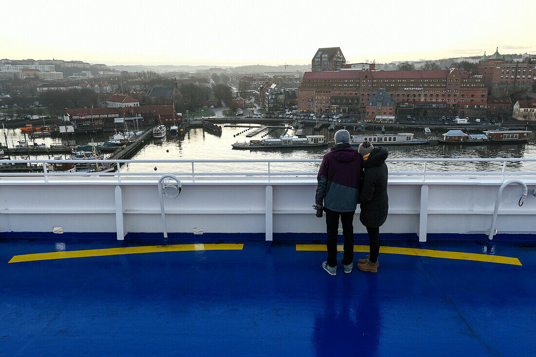Junges Pärchen auf Fähre mit Blick auf Hafen in Göteborg, Schweden
