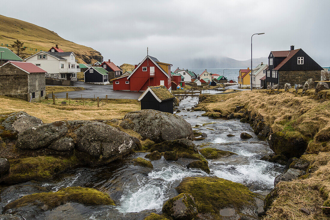 Bach im Ort Gjogv, Streymoy, Färöer Inseln, Dänemark