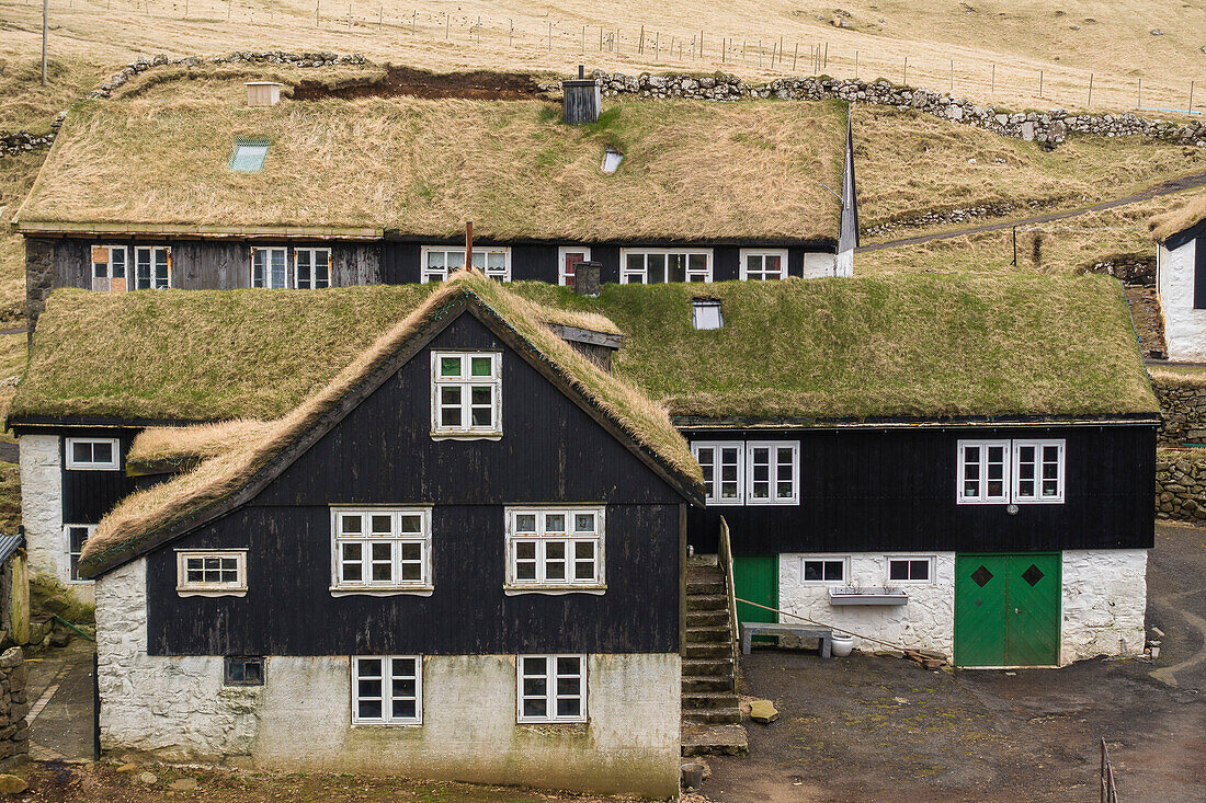 Traditionelle Häuser mit Reetdächern, Mykines , Färöer Inseln, Dänemark