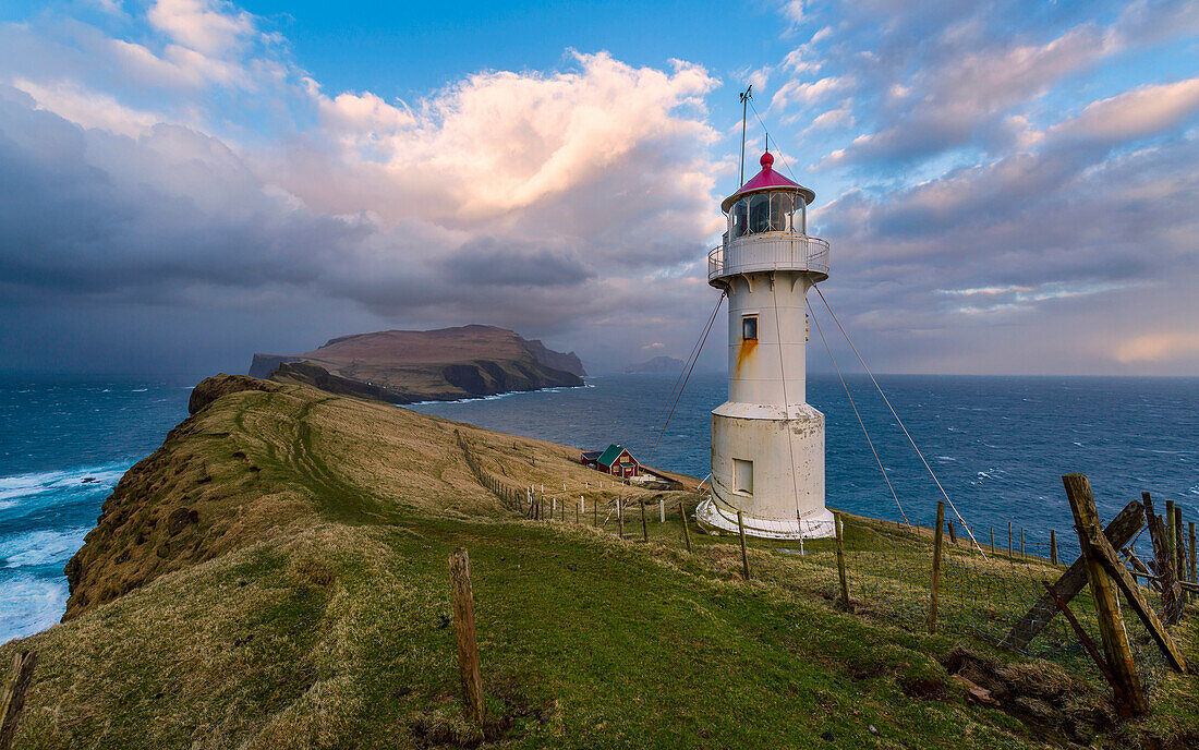 Einsamer Leuchtturm auf der Insel Mykines , Färöer Inseln, Dänemark