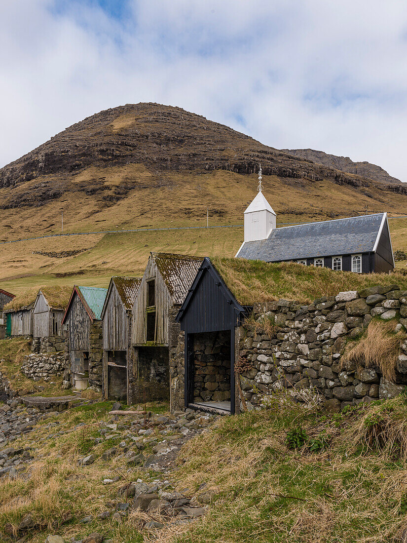 Alte Bootshäuser und die Kapelle von Bour, Vagar, Färöer Inseln, Dänemark