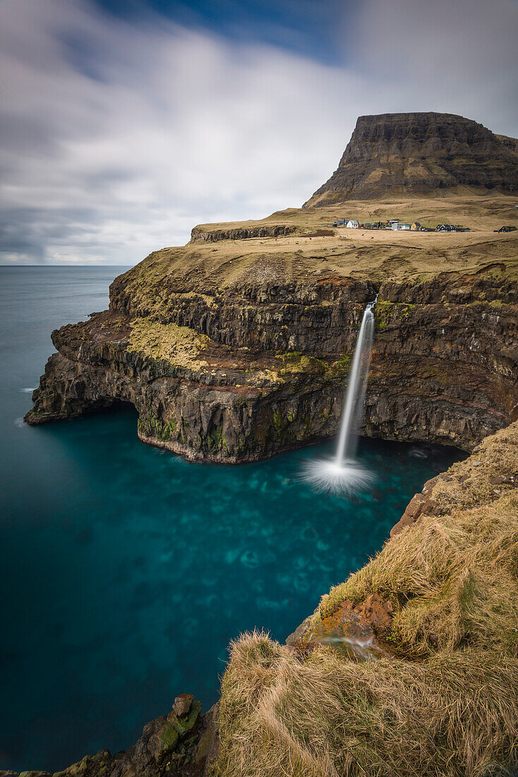 Gasadalur Wasserfall auf der Insel Vagar, Färöer Inseln, Dänemark