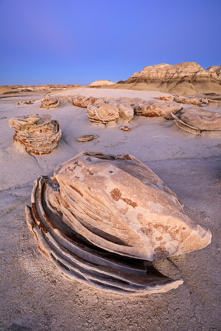 Gebänderte Felseneier aus Sandstein in der Dämmerung, Bisti Badlands, De-Nah-Zin Wilderness Area, New Mexico, USA