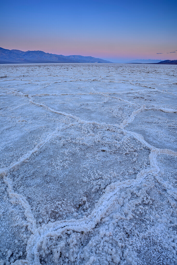 Salzablagerung in Salzpfanne Badwater Basin bei Dämmerung, Death Valley Nationalpark, Kalifornien, USA