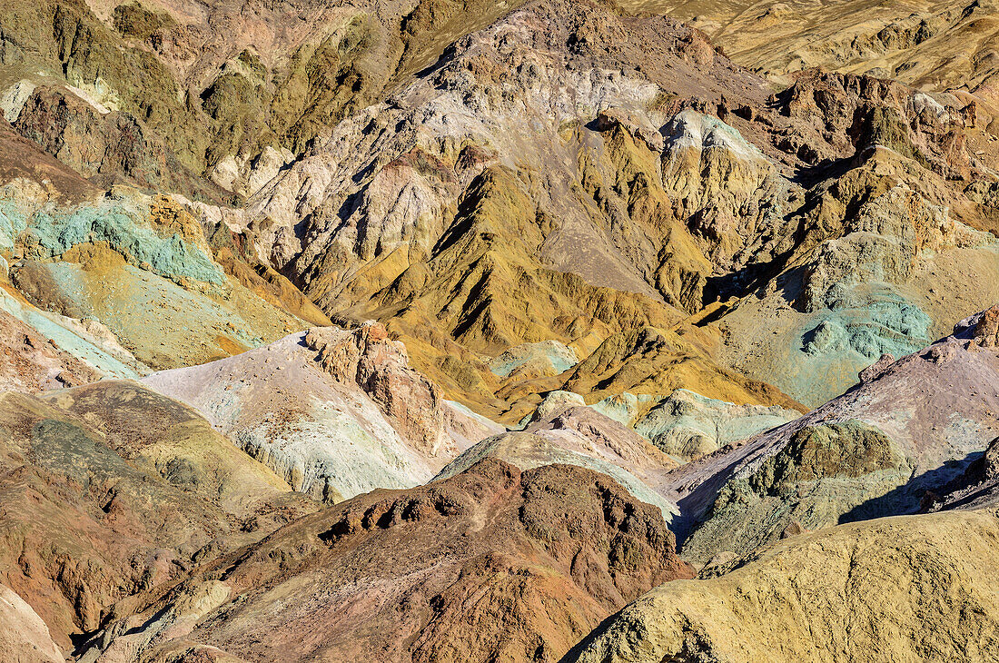 Bunte Erosionslandschaft an der Artist's Palette, Death Valley Nationalpark, Kalifornien, USA