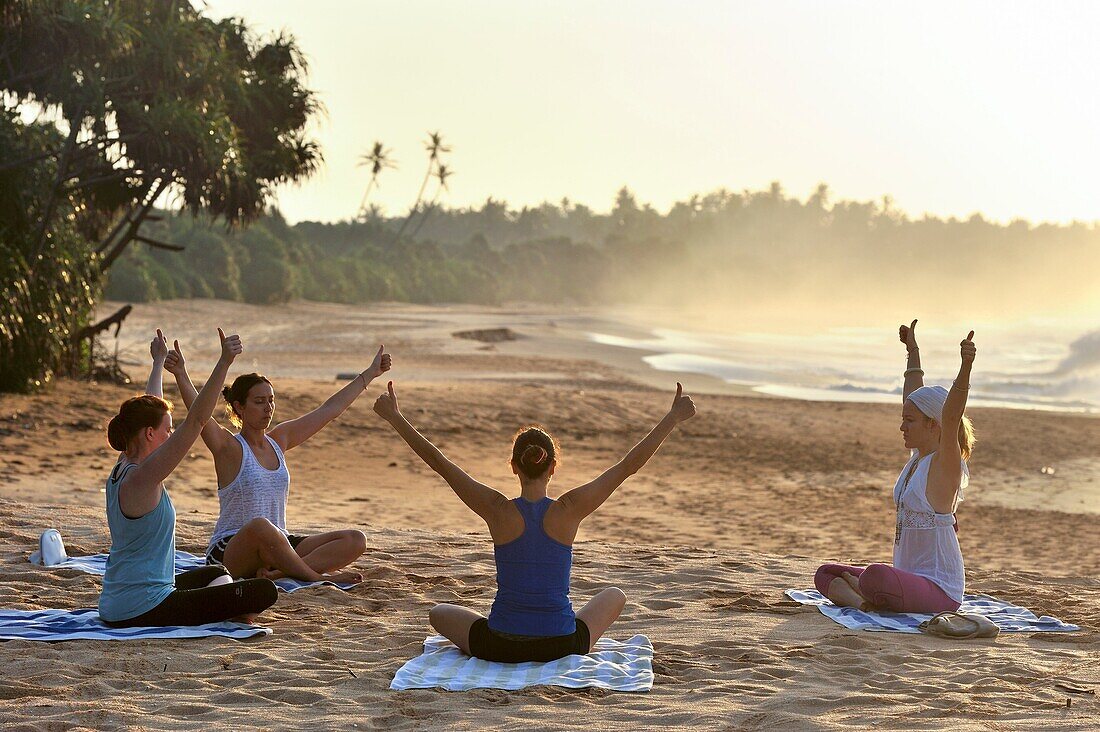 Yogastunde am Strand neben dem Sen Wellness Sanctuary, in der Nähe von Tangalle, Südküste von Sri Lanka, Indischer Subkontinent, Südasien.