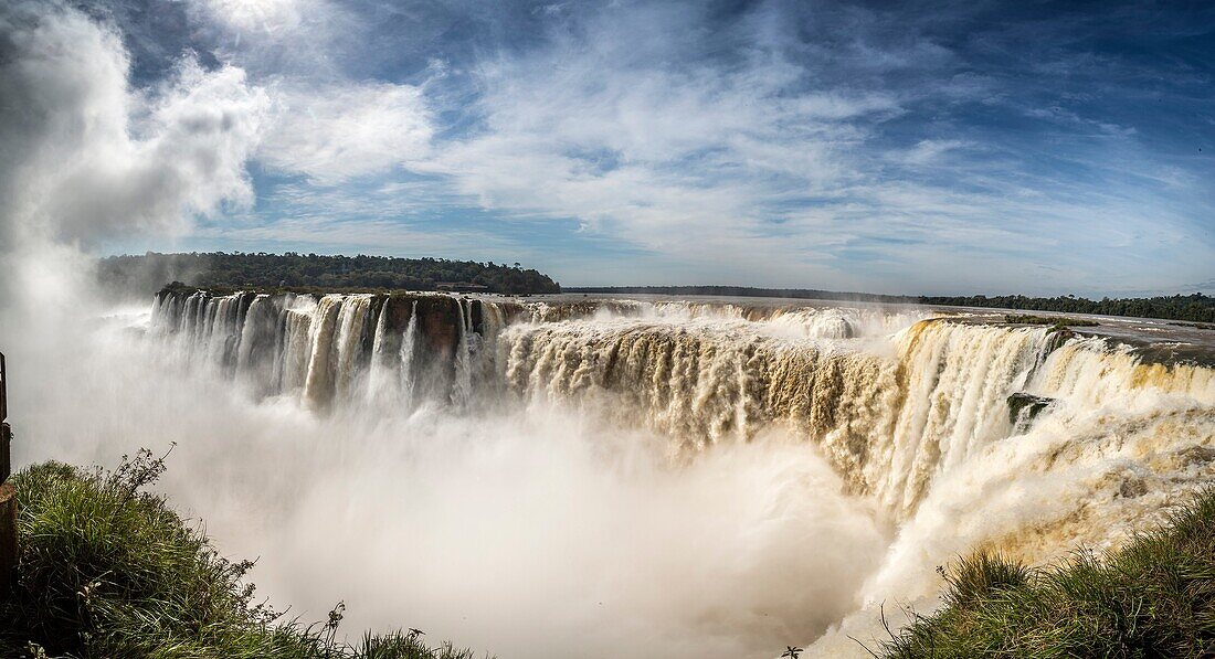 The Devil's Throat is a set of waterfalls 80 m high that are detached towards a narrow gorge, which concentrates the highest flow of the Iguazu Falls, being in turn these waterfalls with the highest flow in the world. Iguazú National Park and Reserve - Ig