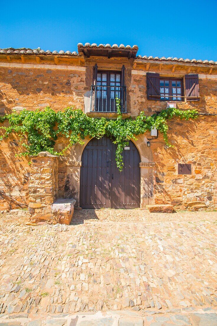 Fassade eines traditionellen Hauses. Castrillo de los Polvazares, Provinz León, Kastilien-León, Spanien.