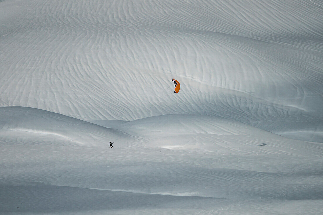 Snow kitesurfing on Campo Imperatore, Campo Imperatore, L'Aquila province, Abruzzo, Italy, Europe