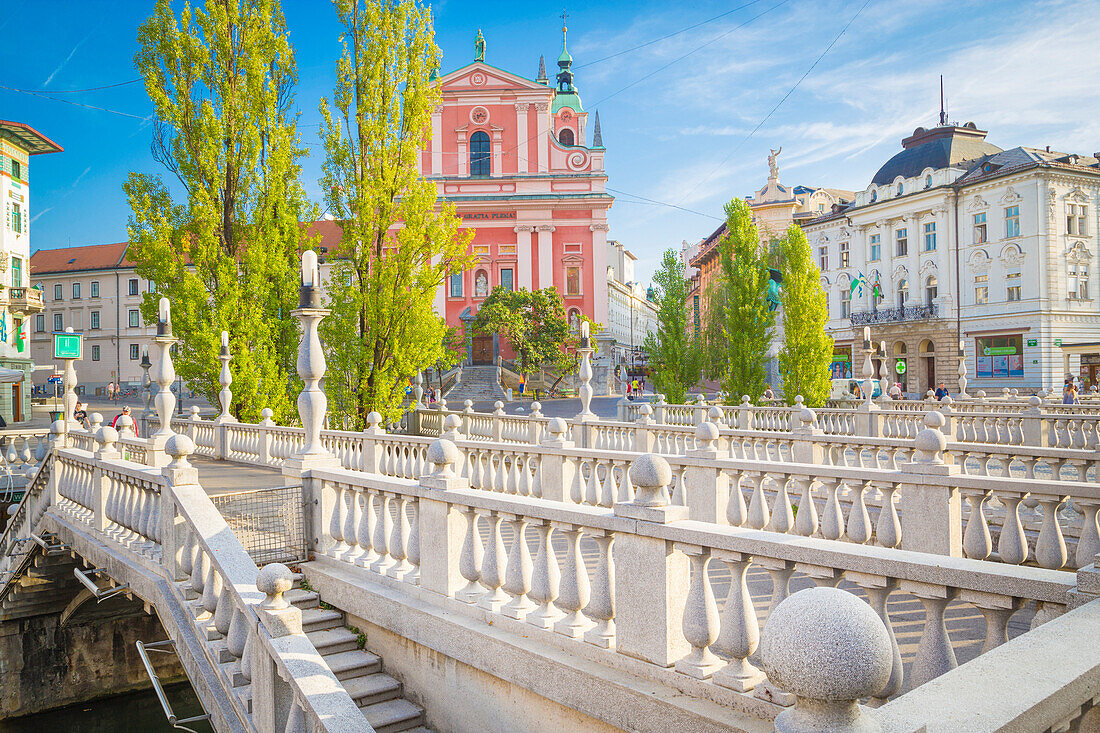 The old town of Ljubljana, with the Ljubljanica river, the Triple Bridge and the iconic Franciscan Annunciation church. Ljubljiana, Osrednjeslovenska, Slovenia.