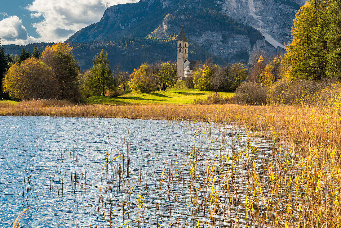 Favogna / Unterfennberg, Magrè / Margreid, province of Bolzano, South Tyrol, Italy, Europe. The lake Favogna and the church 'Mary Help of Christians'