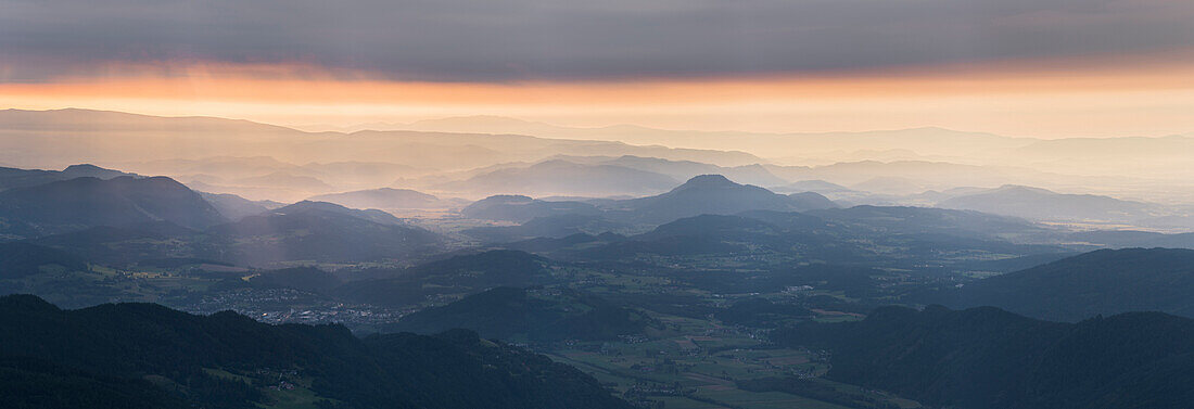 Sonnenaufgang auf der Tauplitz, Kärnten, Österreich