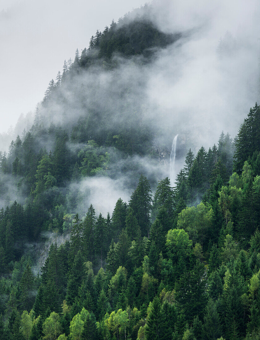 Wasserfall im Stubaital, Stubaier Alpen, Tirol, Österreich