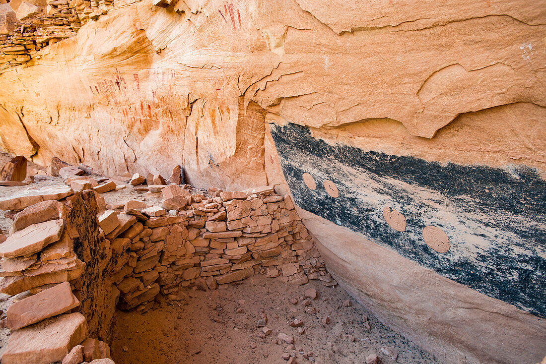 Dwellings and Green Mask pictographs, Sheiks Canyon, Grand Gulch area of Bears Ears National Monument, Utah, USA