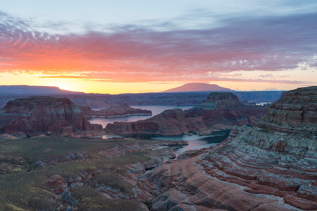 Sunrise at Alstrom Point, Lake Powell, Glen Canyon National Recreation Area, Page, between Arizona and Utah, USA