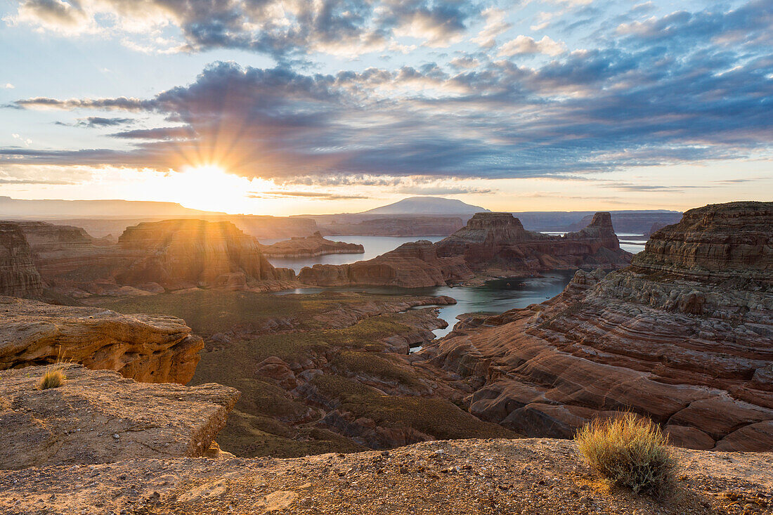 Sunrise at Alstrom Point, Lake Powell, Glen Canyon National Recreation Area, Page, between Arizona and Utah, USA