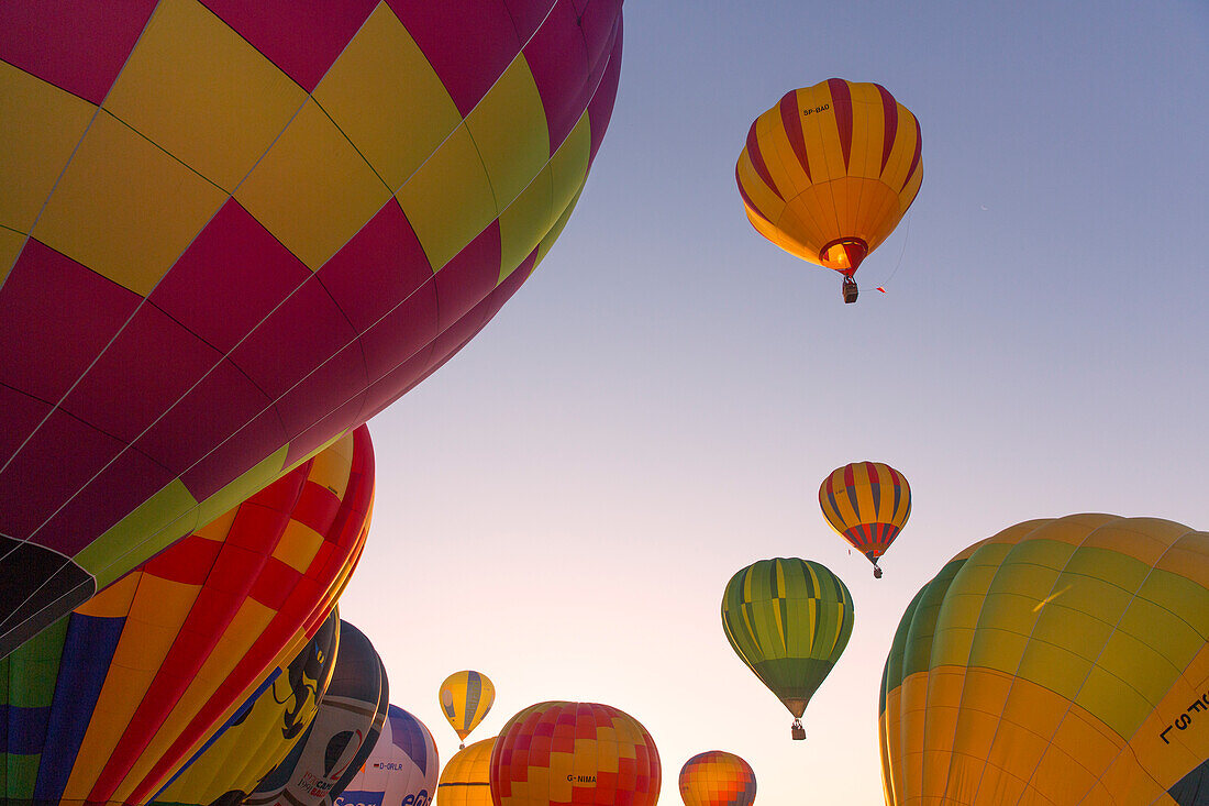 Europe,Italy,Umbria,Perugia district,Gualdo Cattaneo. Hot-air balloons