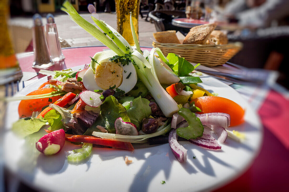 Salade Nicoise, Nice, Alpes Maritimes, Provence, French Riviera, Mediterranean, France, Europe