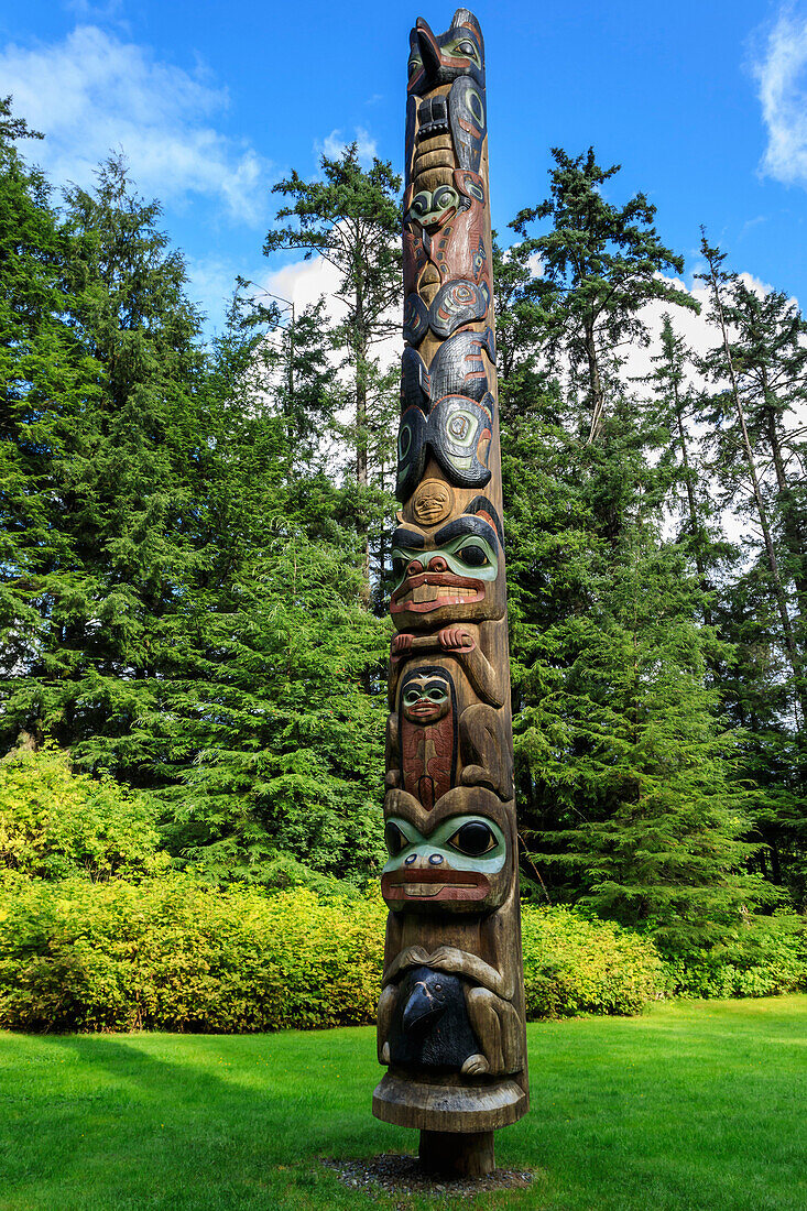 K'alyaan Pole, Tlingit totem pole, rainforest clearing, summer, Sitka National Historic Park, Sitka, Baranof Island, Alaska, United States of America, North America