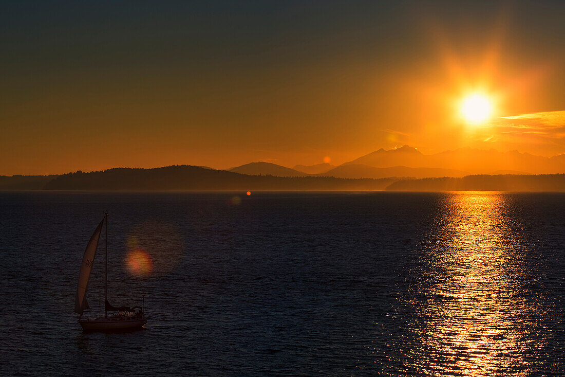 Sunset over Elliot Bay with Olympic Mountains behind, Seattle, Washington State, United States of America, North America