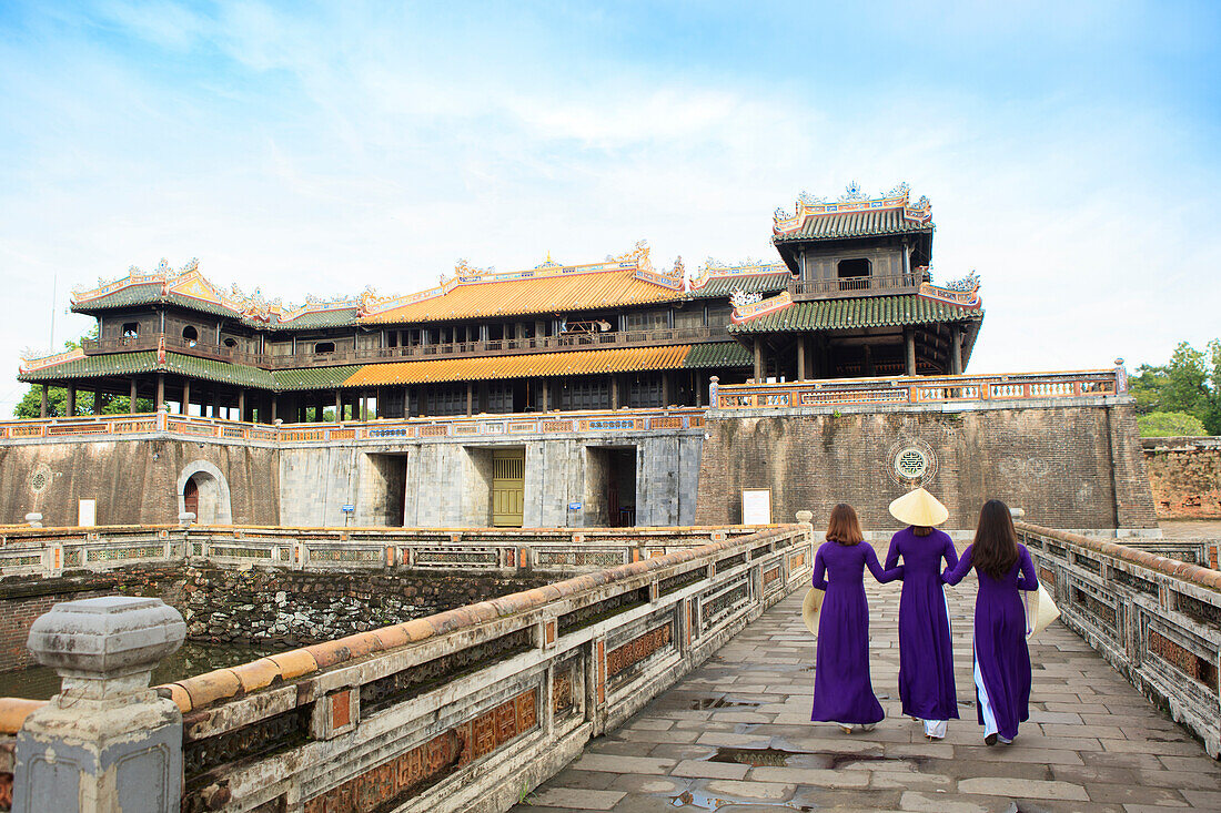 Women in traditional Ao Dai dresses with a paper parasol in the Forbidden Purple City of Hue, UNESCO World Heritage Site, Thua Thien Hue, Vietnam, Indochina, Southeast Asia, Asia