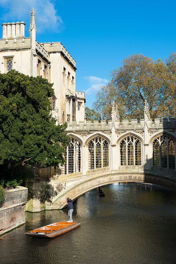 Punting under the Bridge of Sighs, St. Johns College, University of Cambridge, Cambridge, England, United Kingdom, Europe