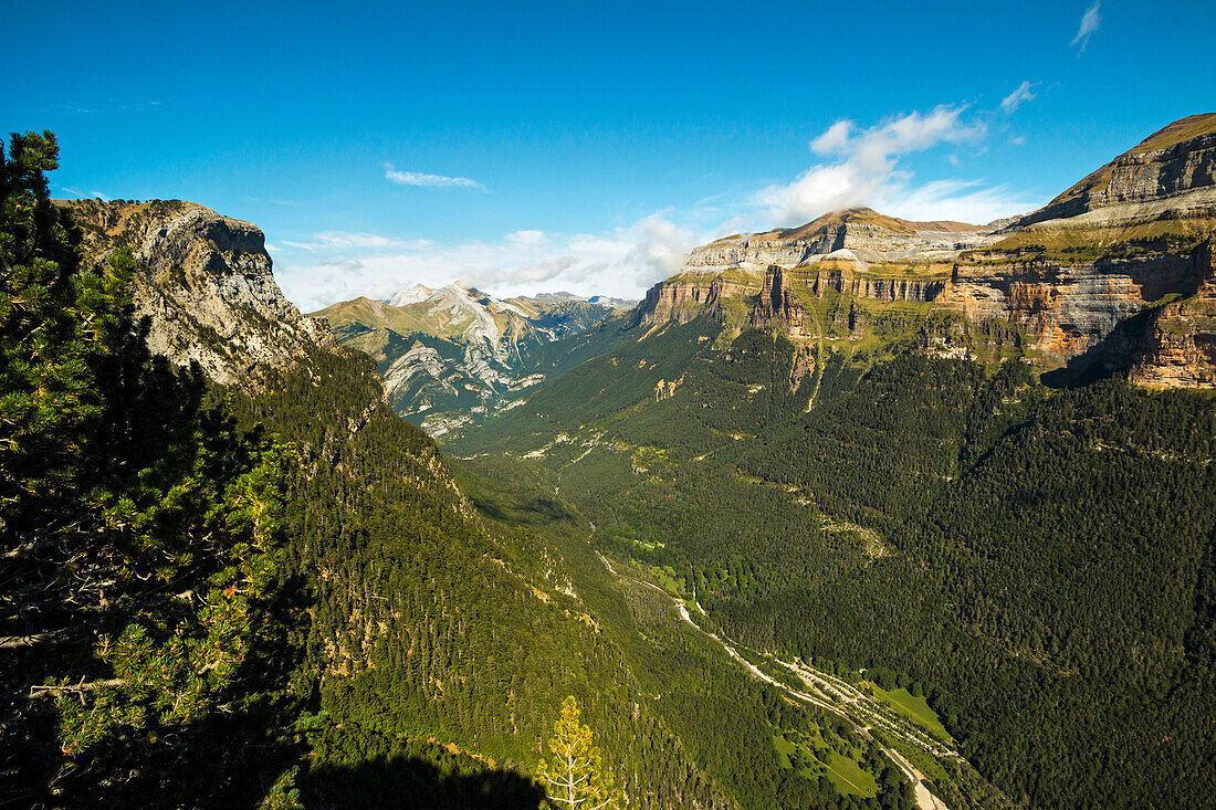 View west of the Ordesa Valley glacial trough from the Faja de Pelay hiking trail, Ordesa National Park, Pyrenees, Aragon, Spain, Europe