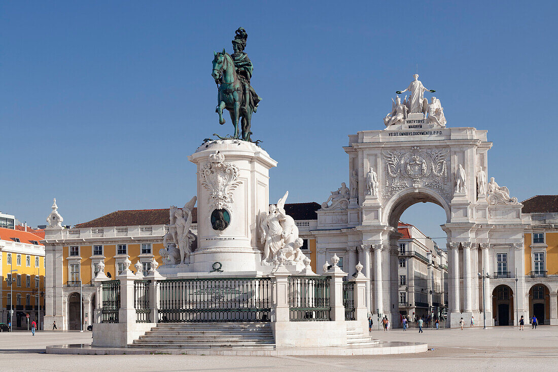 Arco da Rua Augusta triumphal arch, King Jose I Monument, Praca do Comercio, Baixa, Lisbon, Portugal, Europe
