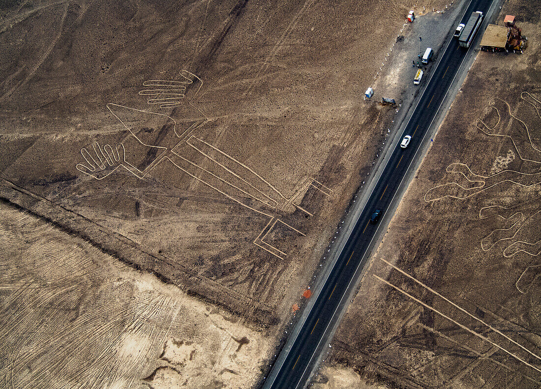 The Lizard Geoglyph, aerial view, Nazca, UNESCO World Heritage Site, Ica Region, Peru, South America