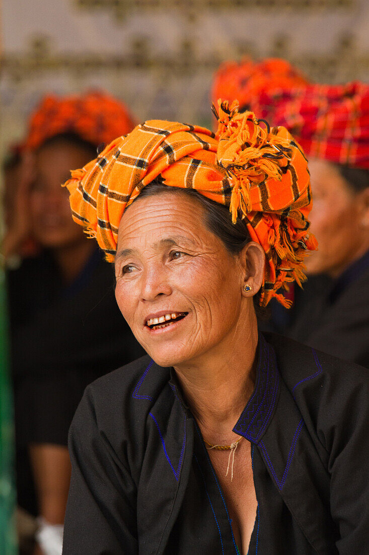 Pao tribe woman of Shan State, eastern Myanmar, the Shewedagon Temple complex, Yangon (Rangoon), Myanmar (Burma), Asia