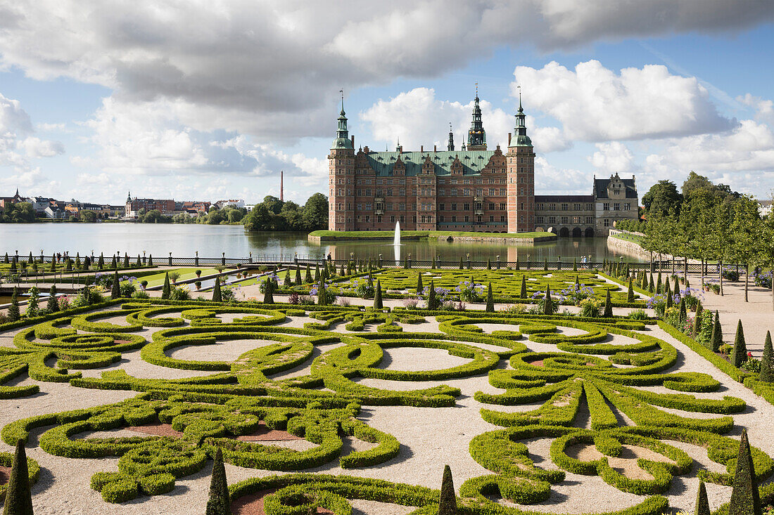 Frederiksborg Slot Castle and the Baroque garden, Hillerod, Zealand, Denmark, Scandinavia, Europe