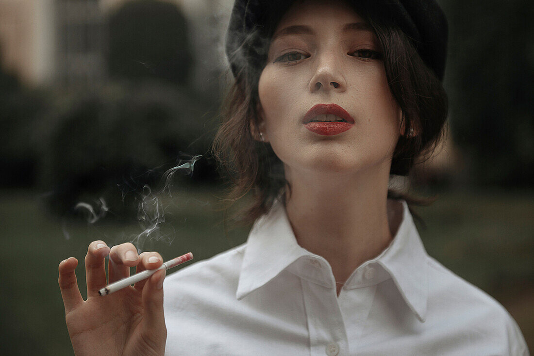 Kaukasische Frau raucht Zigarette