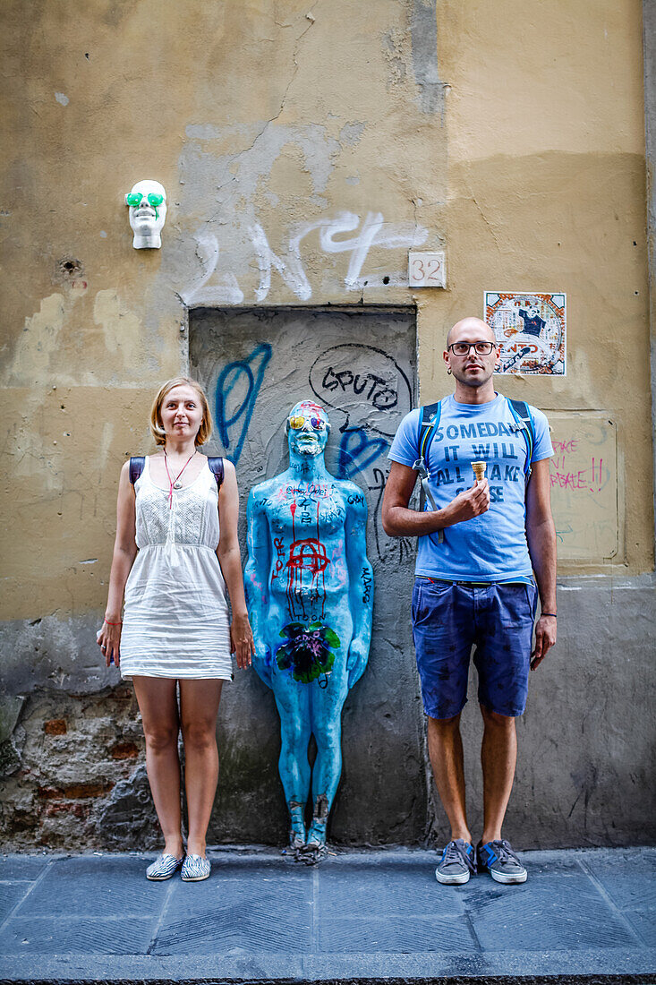 Touristen und Strassenkunst in der Altstadt von Florenz, Toskana, Italien, Europa